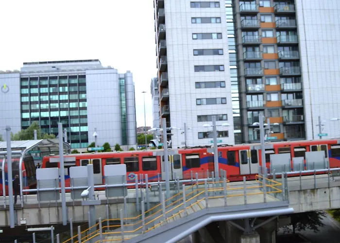 Entire Apartment Next To Canary Wharf In London